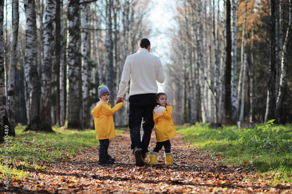 Obraz premium Children walk in the autumn park