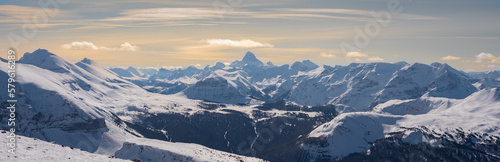 Pico Assiniboine desde Sunshine Village, montañas rocasas canadienses en Alberta © SAHATS