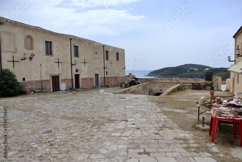 Obraz na płótnie Isole Tremiti - Sagrato dell'Abbazia di Santa Maria a Mare w salonie