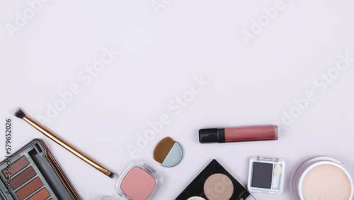 Fotografia set of professional decorative cosmetics, makeup tools and accessories on a color background