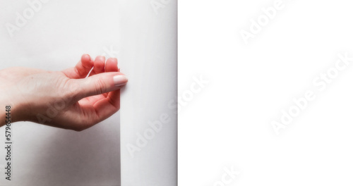 Foto Hand pulling white page to reveal and show your design