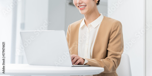 パソコン作業をする日本人女性