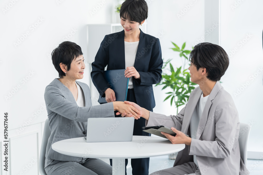 話をする日本人男女 話をする日本人男女