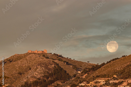 Il Castellaccio di Monreale e la luna