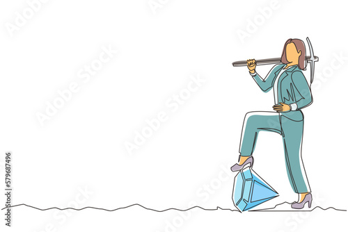 Single continuous line drawing Arab businessman digging ground with shovel and finding treasure chest. Success business, achievement, and discovery concept. Dynamic one line draw graphic design vector