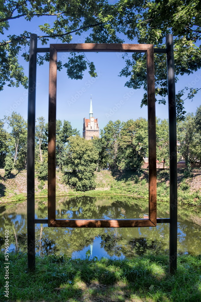 Fototapeta premium rostock, deutschland - stadtpark mit kleinem see und kröpeliner tor im hintergrund