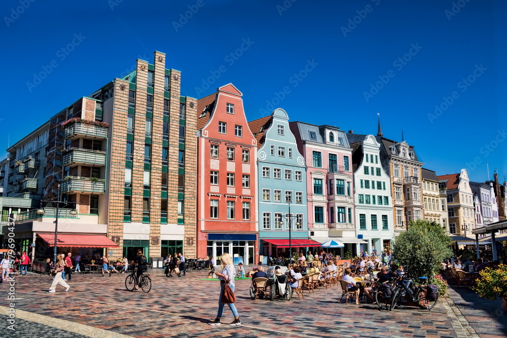 rostock, deutschland - universitätsplatz mit sanierter häuserzeile