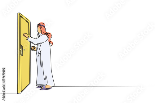 Single continuous line drawing Arab businessman knocking at door. Man standing at entrance of room knocking door. Male in traditional clothes is knocking at door. One line draw graphic design vector