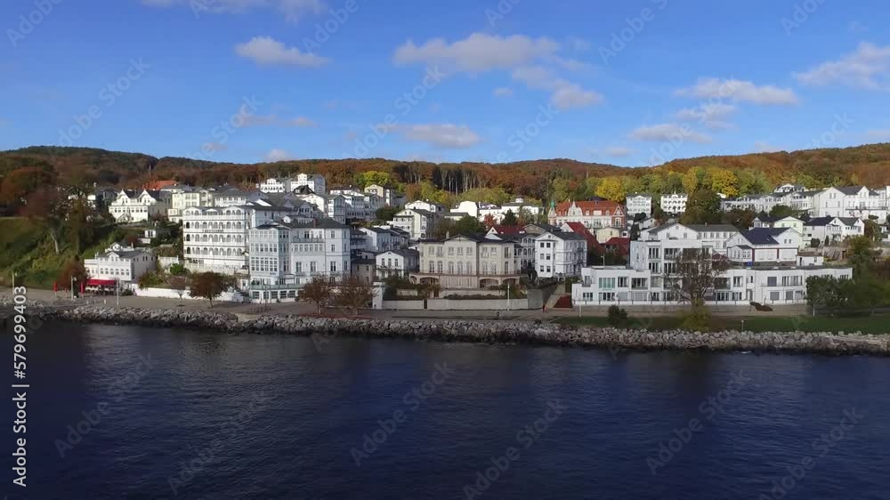 Ostseeküste Rügen Sassnitz Altstadt, im Hintergrund der Nationalpark Jasmund / Königsstuhl und Seebrücke Luftaufnahme von oben Ostseeküste Rügen Sassnitz Altstadt, im Hintergrund der Nationalpark Jasmund / Königsstuhl und Seebrücke Luftaufnahme von oben
