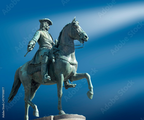 Statua in bronzo di un cavallo e il suo cavaliere