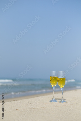 砂浜とワイングラス