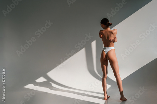 Foto Posing, showing the back, without bra