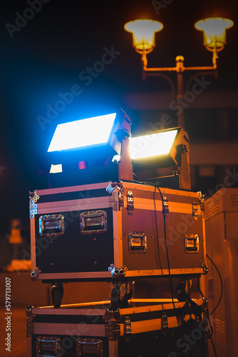 Helle Fluter auf einem Flightcase in der Nacht