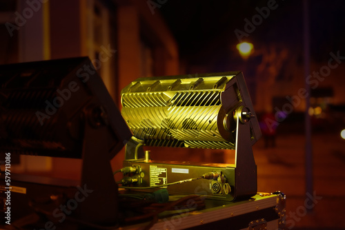 Helle Fluter auf einem Flightcase in der Nacht