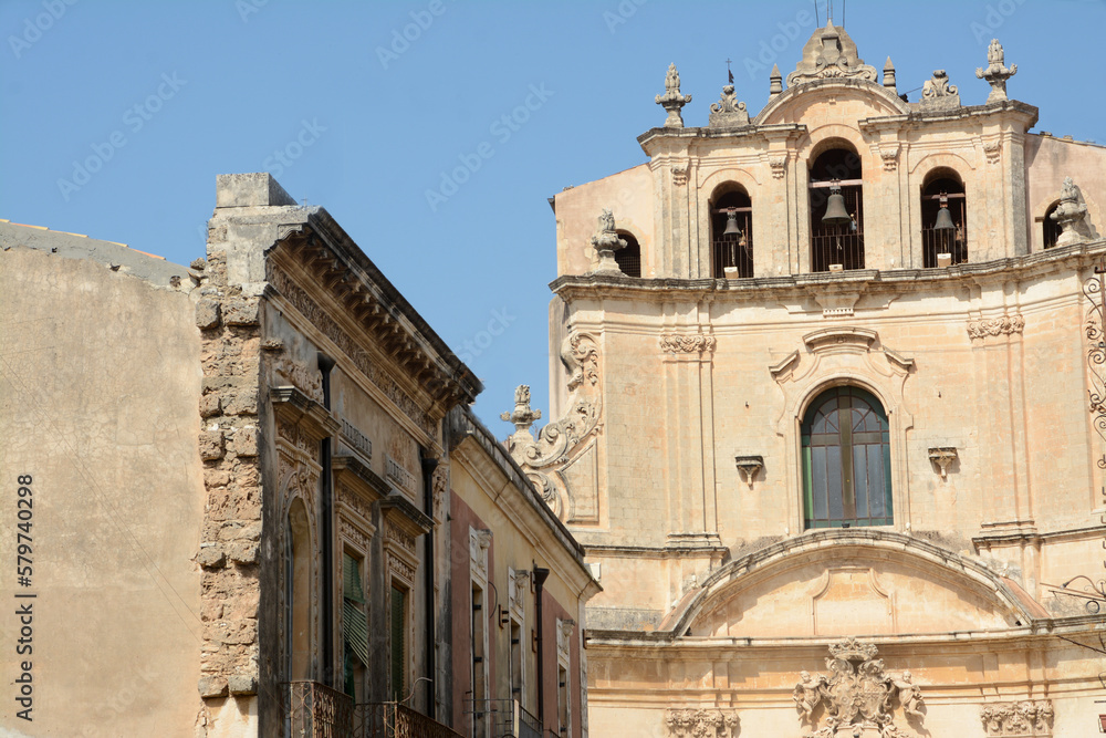 Noto is the capital of Sicilian Baroque with its golden stone masterpieces, sumptuous palaces full of bas-reliefs, churches such as the Madonna del Carmine.
