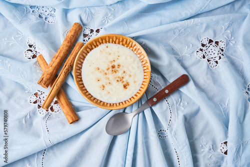 Foto Delicious rice pudding or arroz con leche with cinnamon in bowl