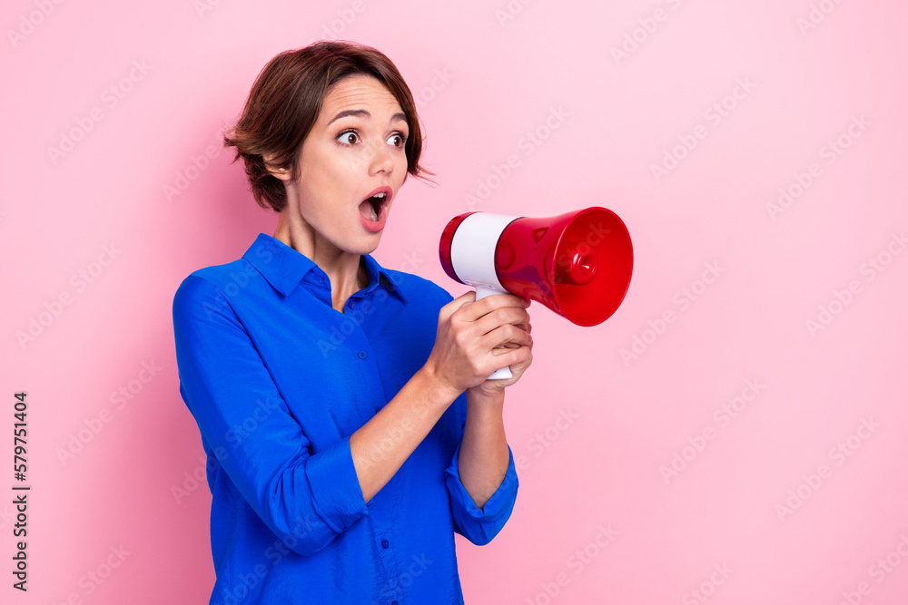 Photo portrait of young funny excited business woman chief screaming bullhorn breaking news announcement isolated on pastel pink color background Photo portrait of young funny excited business woman chief screaming bullhorn breaking news announcement isolated on pastel pink color background