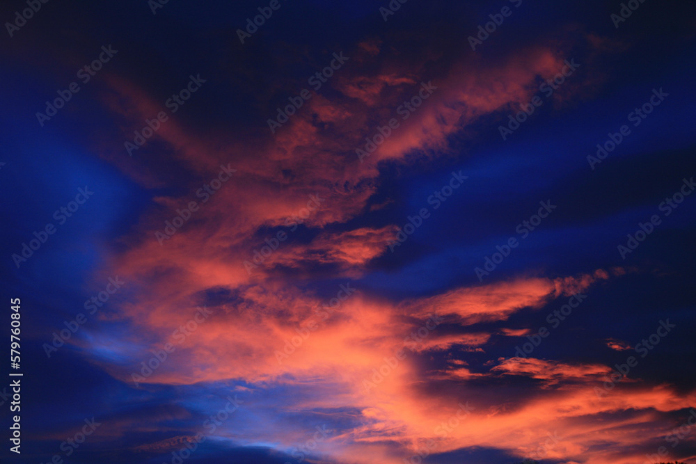 Fototapeta premium nuvole rosee al tramonto