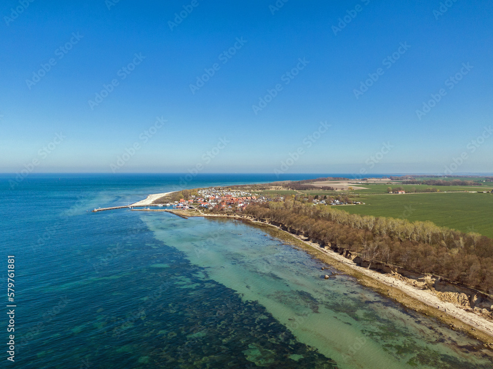 Wunderschöne Küstenlanschaft an der Ostsee mit Hafen Wald Feldern Bäumen blaues Wasser blauer Himmel Horizont Insel Poel Luftaufnahme von oben Hintergrundbild