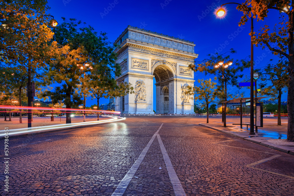 Obraz premium The Arc de Triomphe at the centre of Place Charles de Gaulle in Paris. France