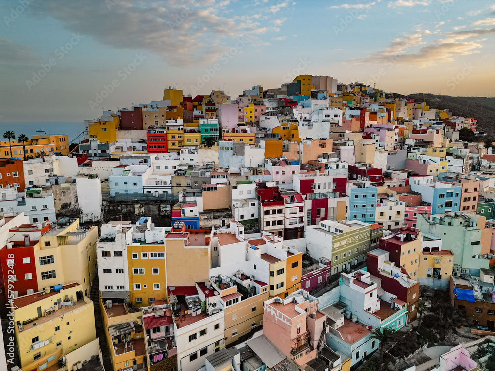 Φωτογραφία Aerial view of rooftops of colourful houses during sunset in old town in the cit