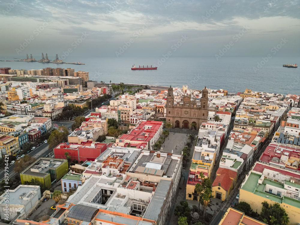 Φωτογραφία Aerial view of cathedral, square and rooftops in old town with view of the ocean