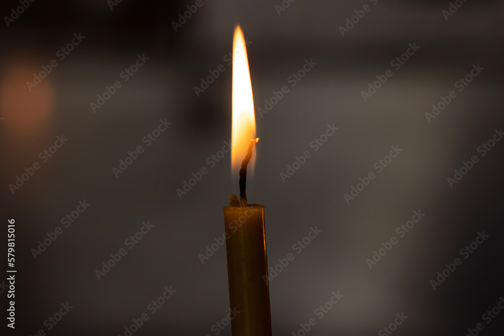 Foto de A lit candle flickers with a mesmerizing dance of light and