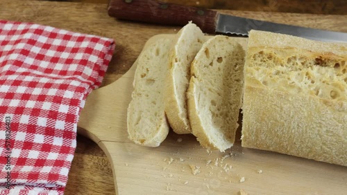 pain ciabatta en tranches, sur une table photo