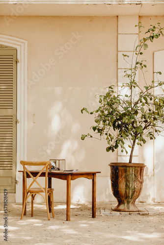 Table et chaise en bois devant la bastide provençale