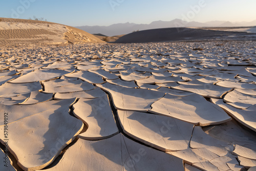 Foto Scenic view of dry cracked clay crust at Mesquite Flat Sand Dunes in Death Valley National Park, California, USA