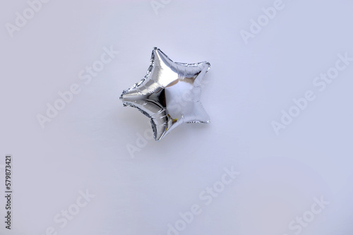 balão em formato de estrela prateada em fundo branco 