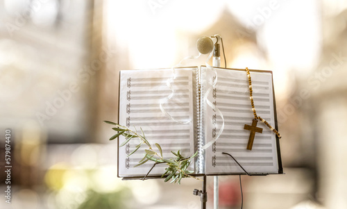 Obraz na plátně Choral concept for Palm Sunday celebration with lectern in church