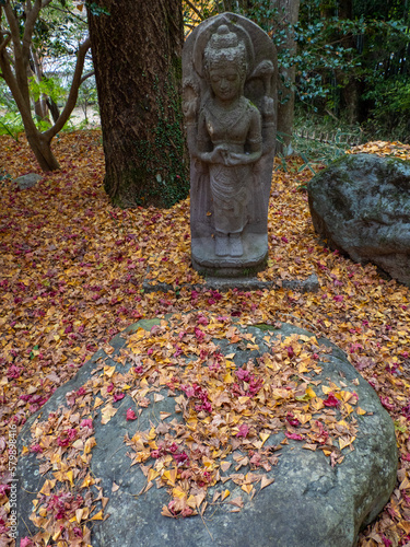 仏像と落ち葉