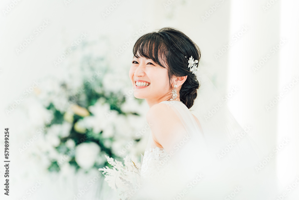 結婚式場でブーケを持つ花嫁・新婦の女性（横顔）
