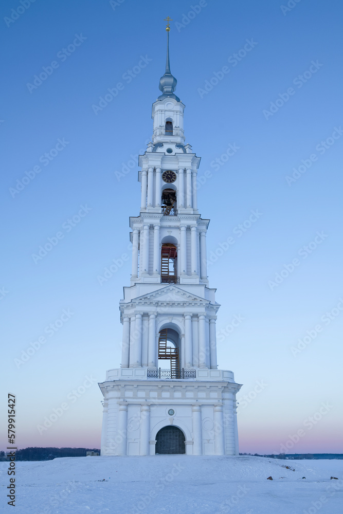 Obraz premium Ancient bell tower of the flooded St. Nicholas Cathedral close-up on a January morning. Kalyazin. Tver region, Russia