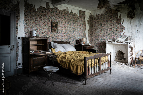 URBEX chambre dans une maison abandonnée