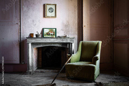 URBEX fauteuil et cheminée dans une maison abandonnée