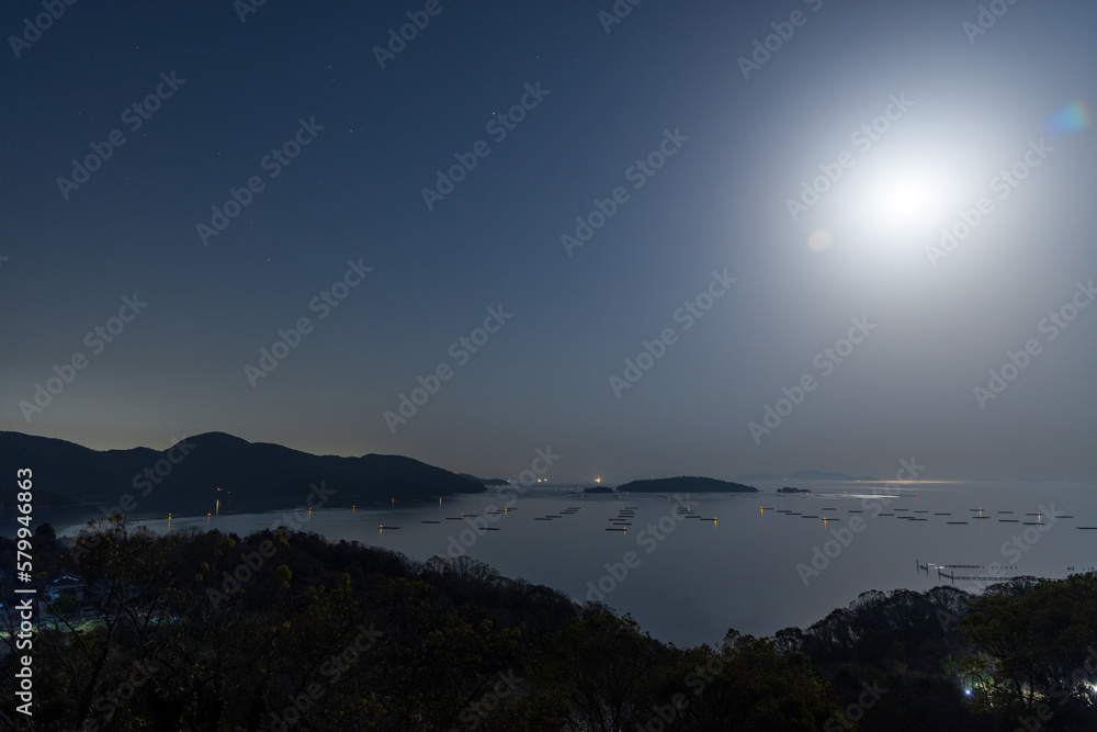 日本の岡山県備前市の頭島の海に浮かぶ月