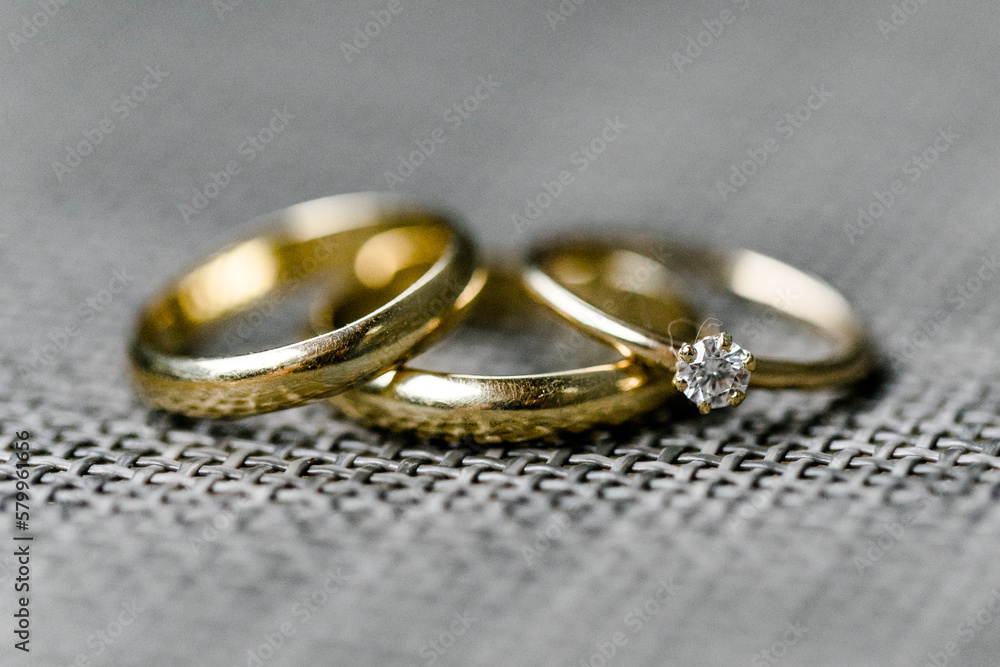 Eheringe und Verlobungsring mit Diamant Eheringe und Verlobungsring mit Diamant