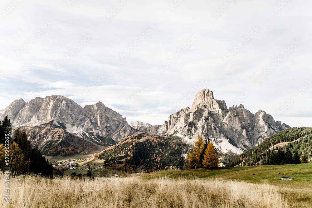 Aussicht auf die Berge beim Wandern in den Dolomiten in Südtirol Italien 