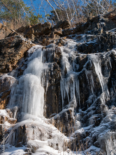 Ice cascade seen near Belvédère Camilien Houde on a winter morning - Portrait shot 2
