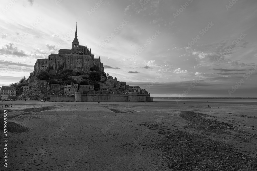 What can be more beautifull than Mount Saint-Michel in France? Romantic place