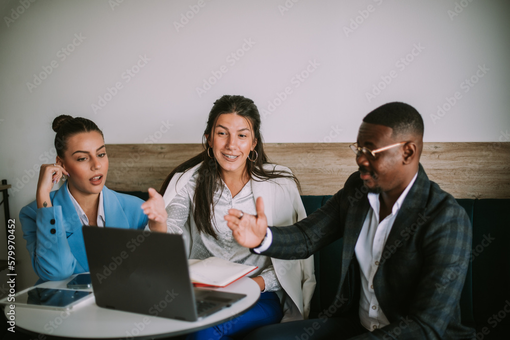 Fototapeta premium Dicussing something on the laptop