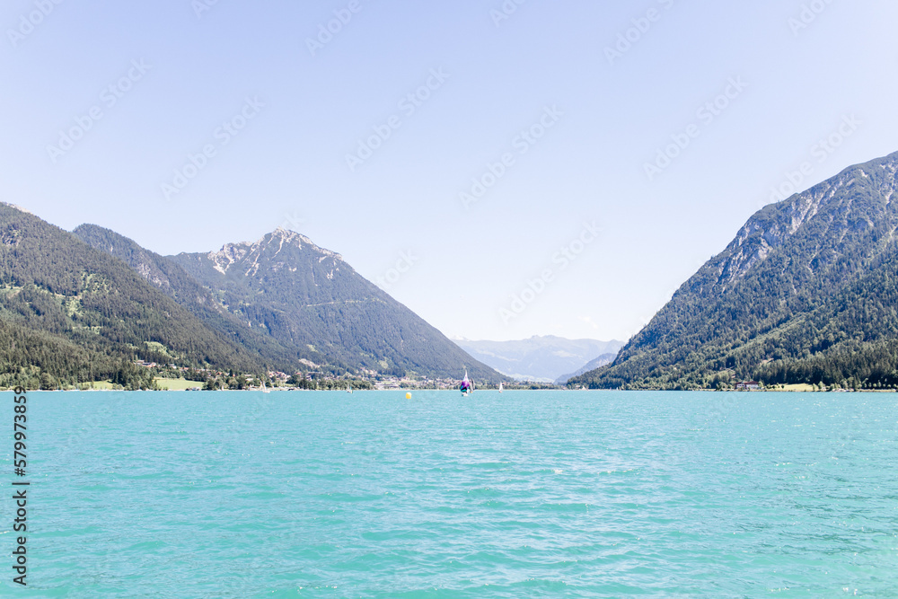 Sicht auf den Achensee in Tirol im Sommer mit türkisem Wasser