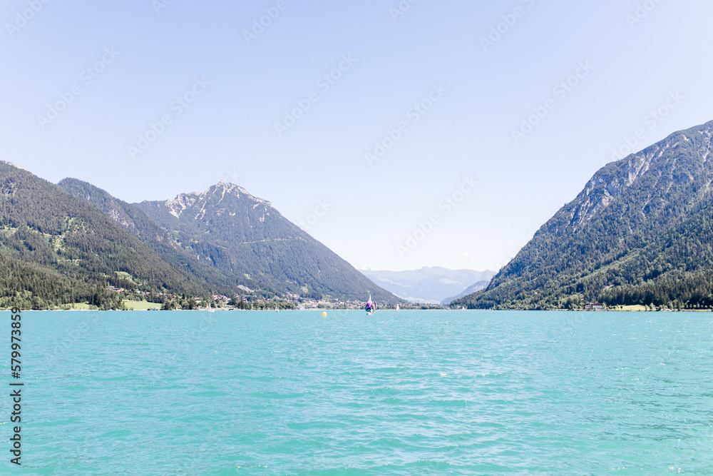 Sicht auf den Achensee in Tirol im Sommer mit türkisem Wasser Sicht auf den Achensee in Tirol im Sommer mit türkisem Wasser