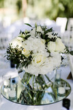 Hochzeitstisch mit wunderschönen Blumen geschmückt im Freien bei einer Gartenparty