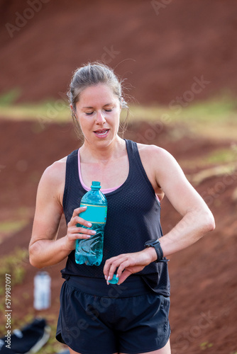 Girl sportlich trinkt nach dem Training