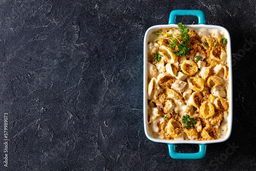 Fotografie cheesy and creamy chicken and shells pasta bake