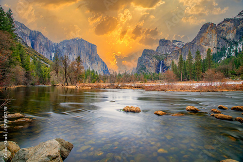 Canvas Print beautiful view in Yosemite valley with half dome and el capitan from Merced rive