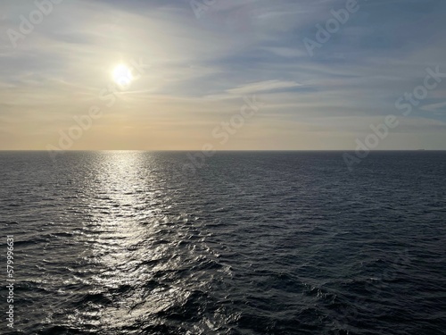 Die Sonne geht vor der südschwedischen Küste auf und scheint auf die Wellen in der Nähe der Stadt Trelleborg.